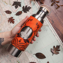  The botanical adventure bottle by HORD is a great sustainable gift for those who love nature and who are keen to save the planet. The leather wrap is beautifully engraved with botanical patterns of fern leaves and plants, the wrap is attached with poppers and can be removed for easy cleaning.