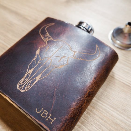 This hunter hip flask has been engraved with our bison skull design.
