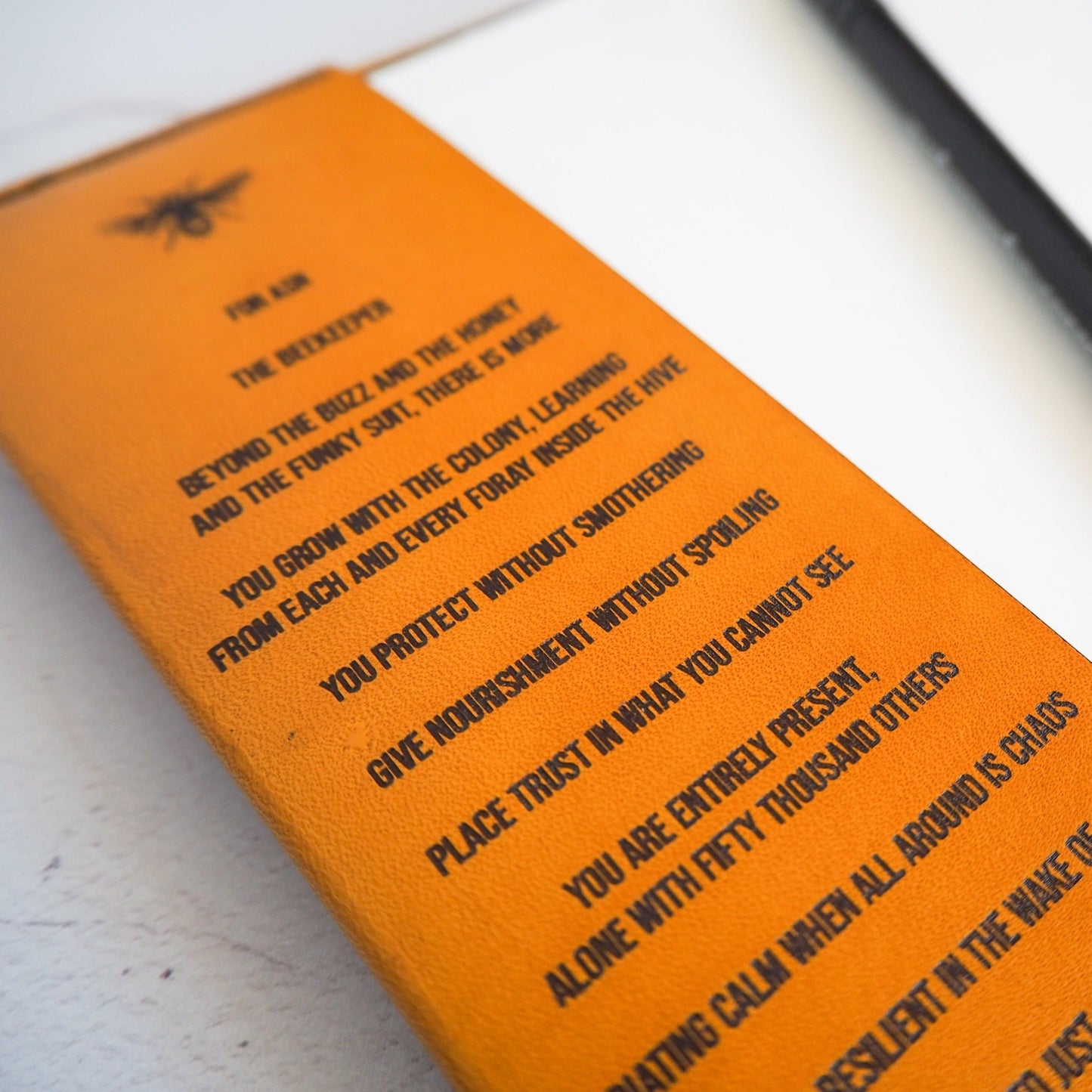 Engraving on the inner sleeve of the Bee Journal by HÔRD.