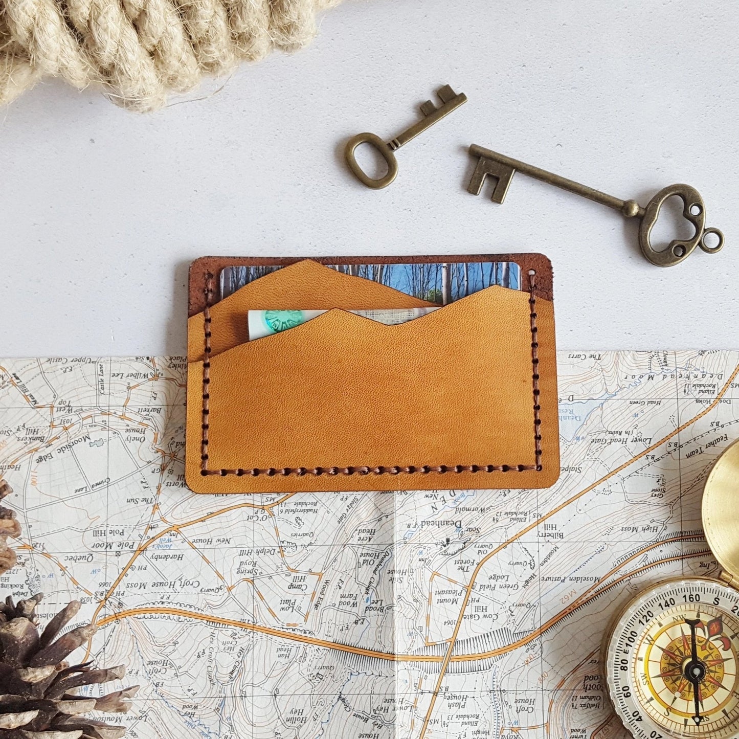 This customised card holder has two compartments with the shape of mountains.