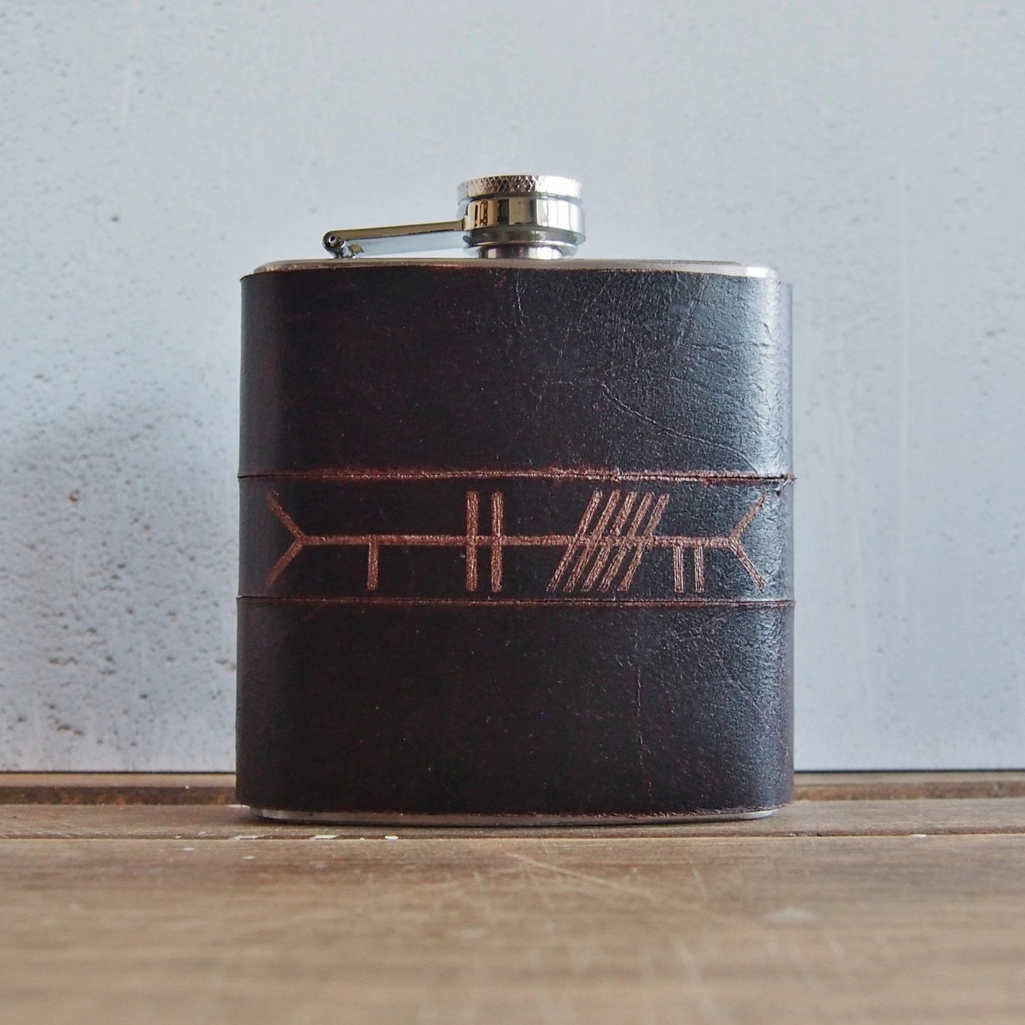 This celtic hip flask has been handcrafted using high quality leather that's clad onto a stainless steel hip flask.