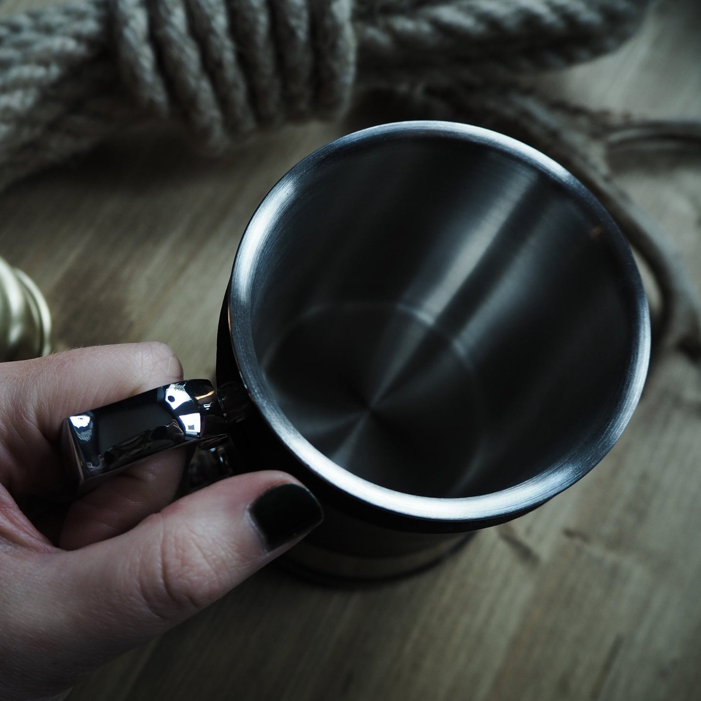 This leather tankard is made from luxurious leather that's bound onto a insulated steel tankard.