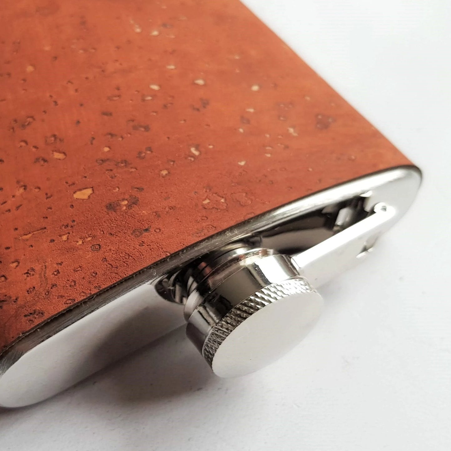 Closer look at the cork of the monogram flask from Hord.