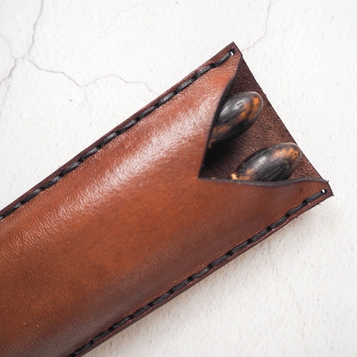 Close-up view on the posterior view of the Rune drumstick holder from HÔRD.