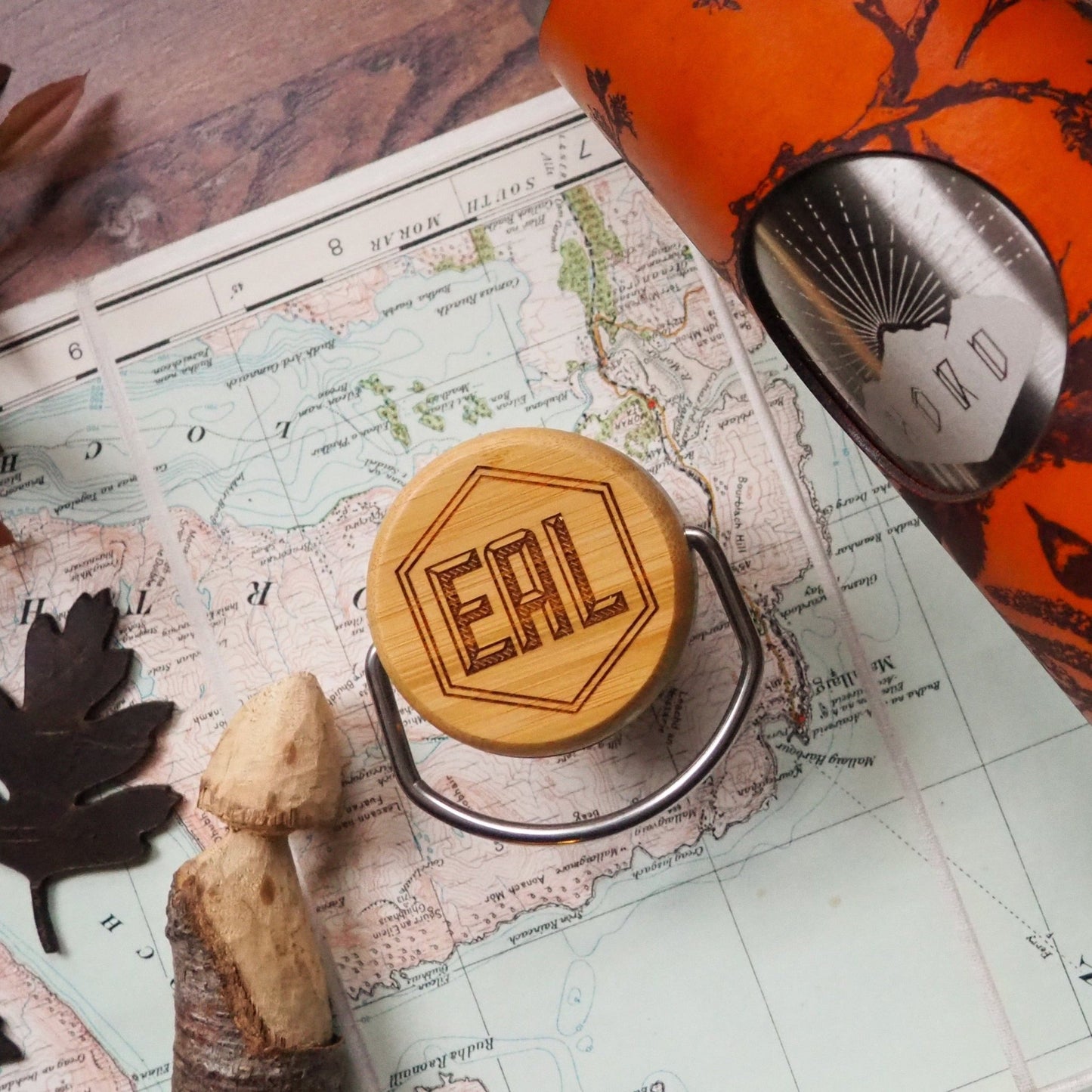 The lid of the floral insulated bottle that has been personalised with a custom initial.