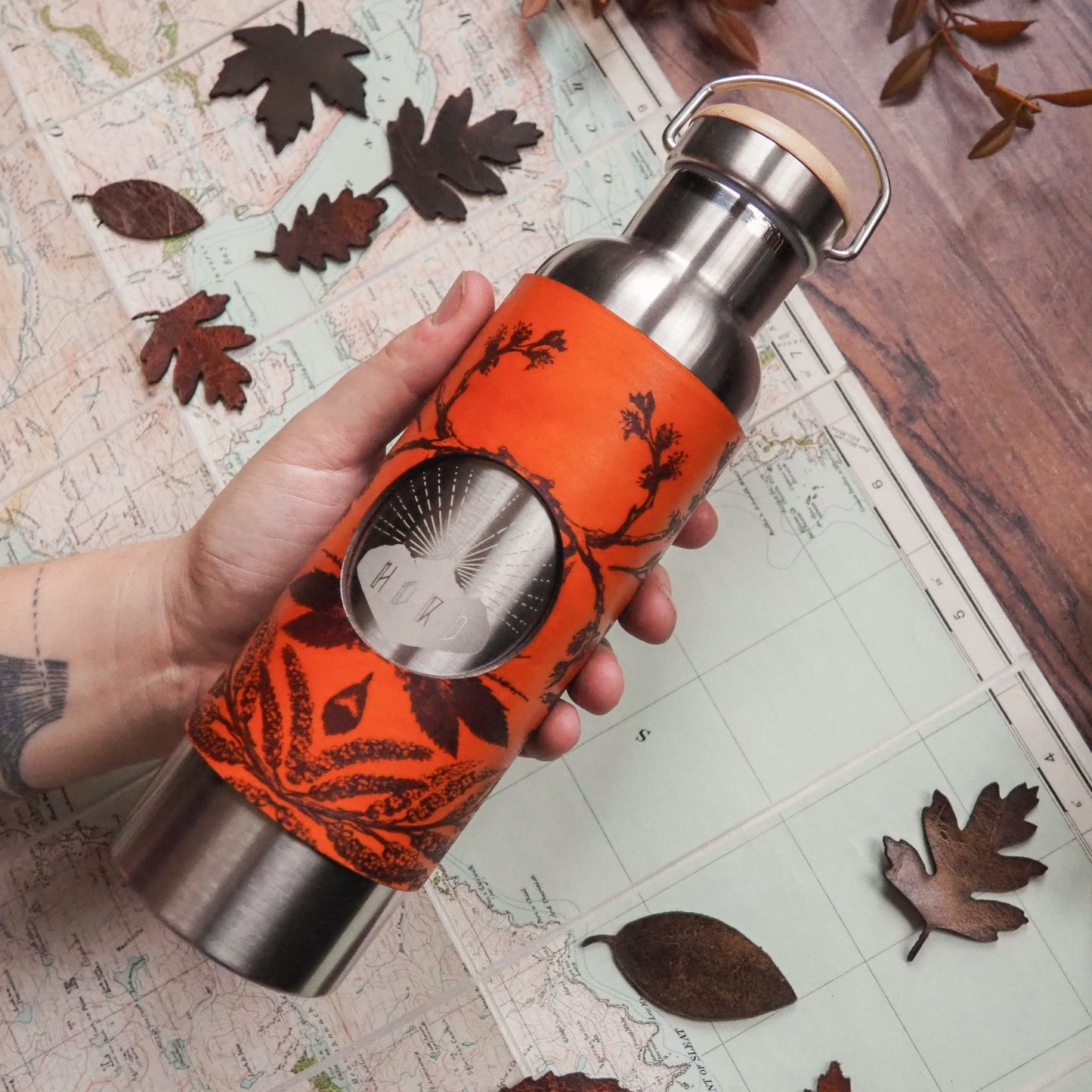 The botanical adventure bottle by HORD is a great sustainable gift for those who love nature and who are keen to save the planet. The leather wrap is beautifully engraved with botanical patterns of fern leaves and plants, the wrap is attached with poppers and can be removed for easy cleaning.