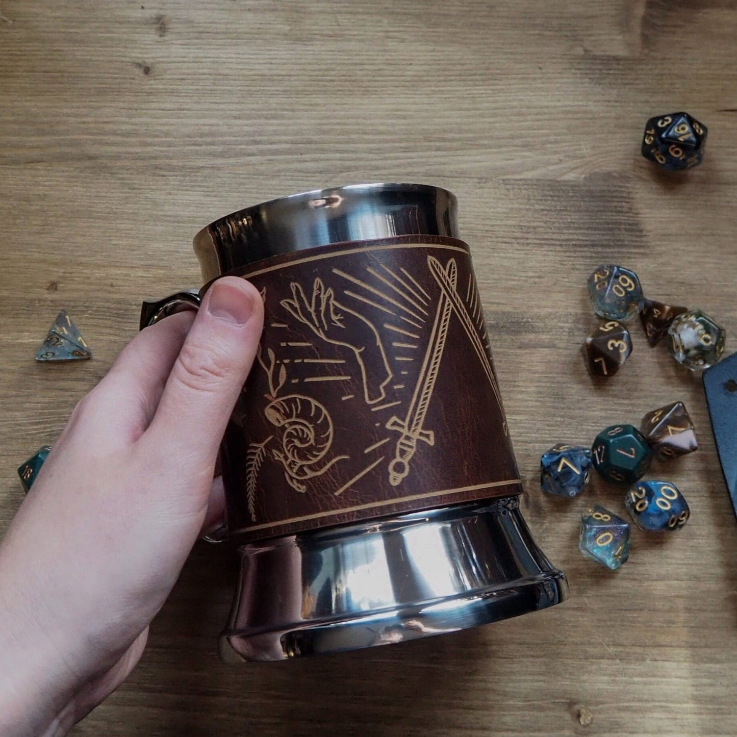 The Dungeoneers Tavern Mug in Chestnut is made from double insulated steel which thus keeps your drink cool for sustained periods.