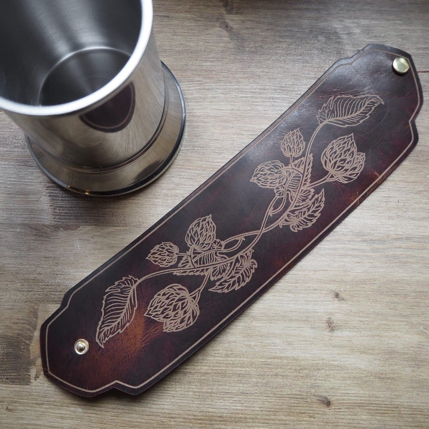 This engraved beer tankard is made from luxurious leather that's wrapped around a steel tankard.