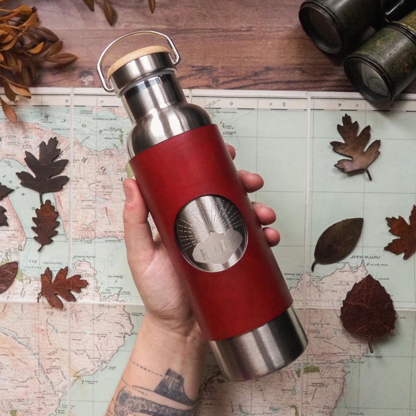 This leather wrapped personalised insulated water bottle is in bordeaux leather colour. Wrapped in a double walled stainless steel bottle, this is perfect for your hikes.
