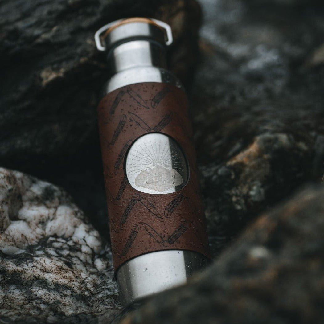 This hiking bottle is perfect for your adventures and hikes.