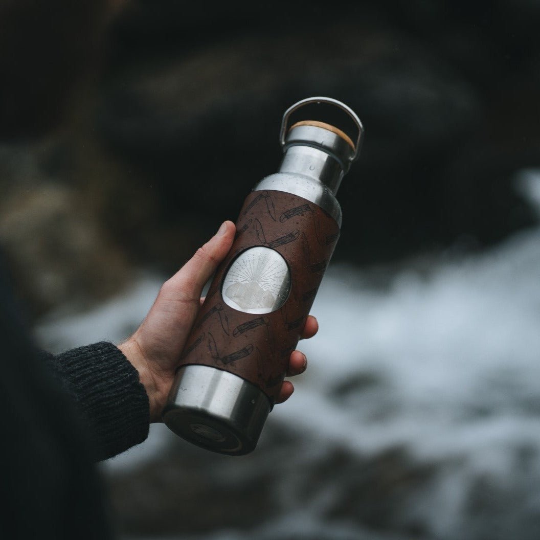 This hiking bottle can be personalised with an initial in the lid of the bottle.