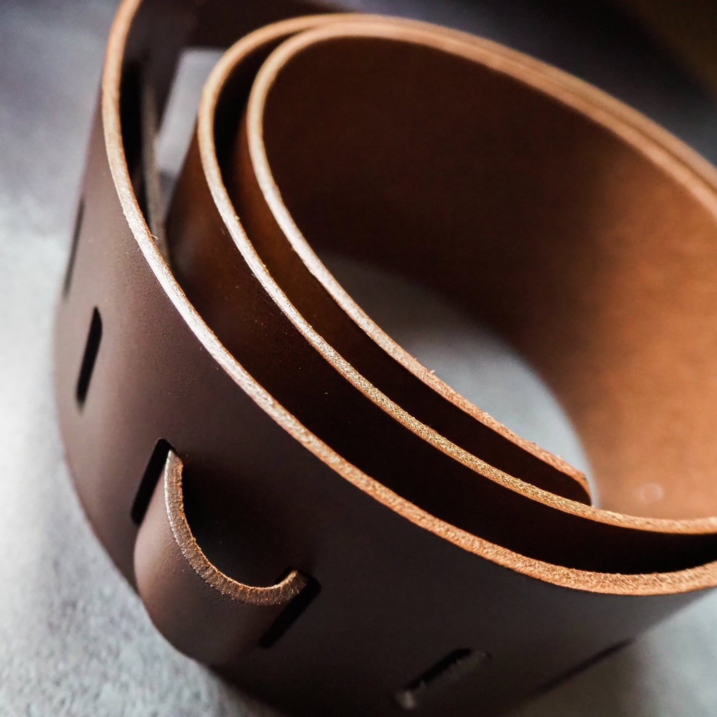 Close-up on the thick full grain leather used for the custom leather guitar strap by HÔRD.