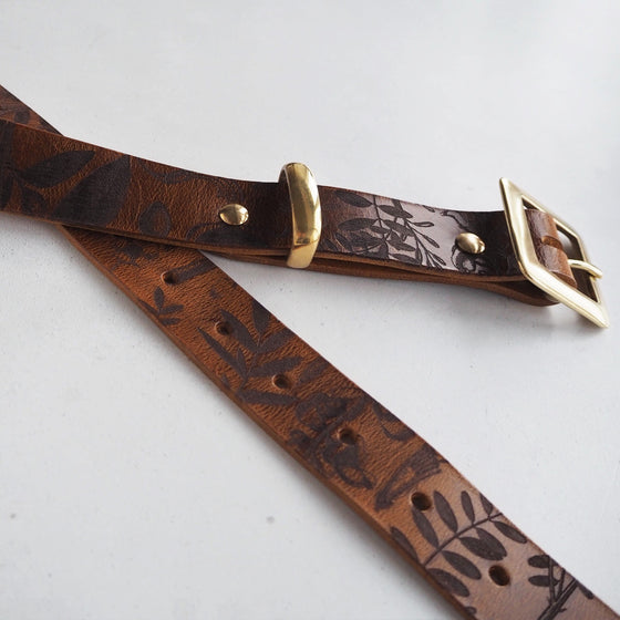Closer look at the engravings and the hardware of the Botanical Leather Belts from Hôrd.