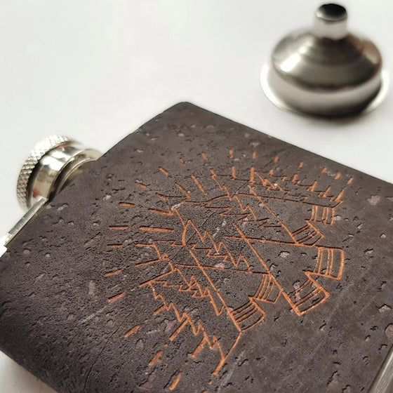 Closer look at the cork material of the Camping flask from Hord.