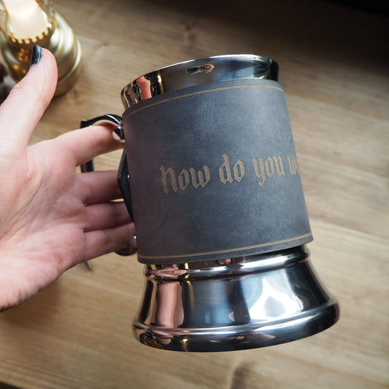 This custom tankard is personalised with an engraving of a custom quote.