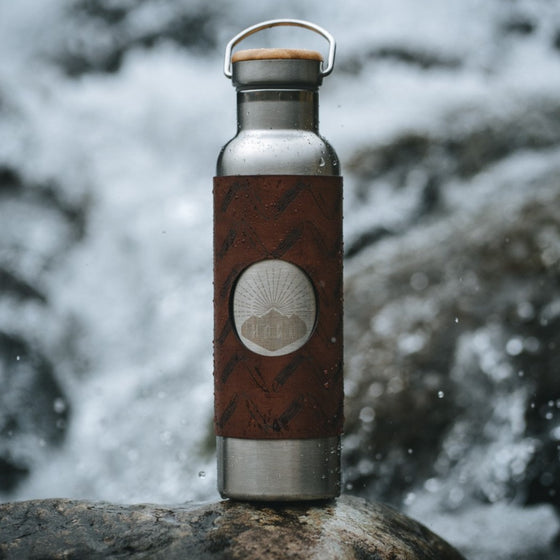 The hiking bottle from Hôrd featuring repeat patterns of Scout knife.