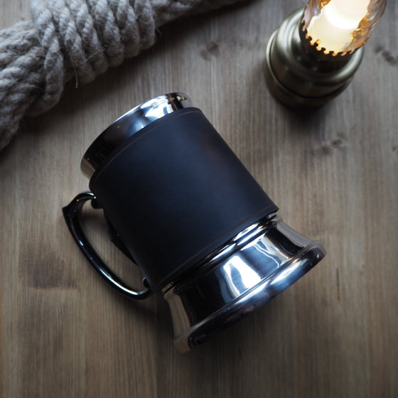 This leather tankard is available in a range of colours.