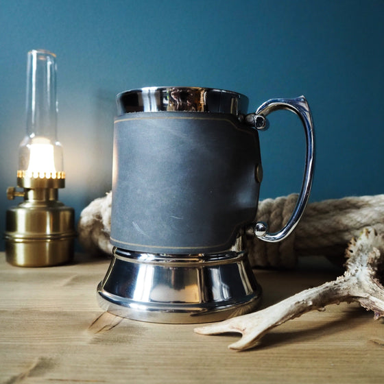 This leather tankard is made from luxurious leather that's bound onto a stainless steel hip flask.