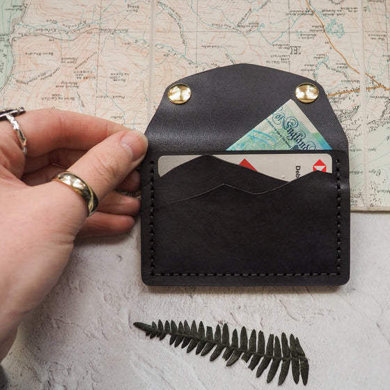 Money and card inserted onto the card slot of the Minimalist Purse from Hôrd.