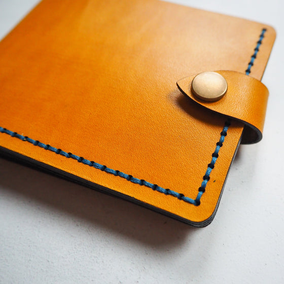 Closer look at the clasp on the mountain wallet.