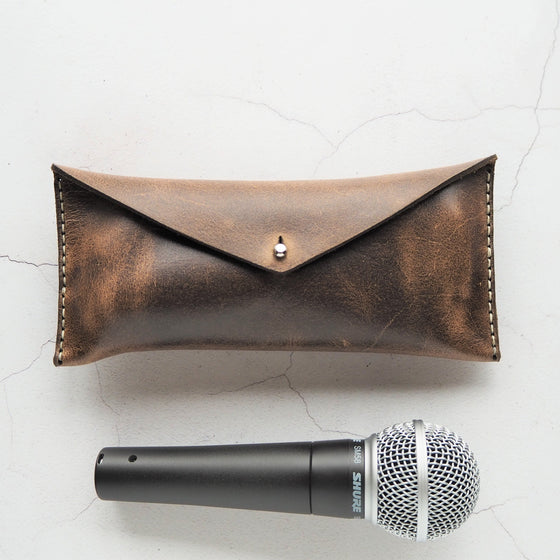 The Microphone Pouch by HÔRD alongside a Shure SM58.