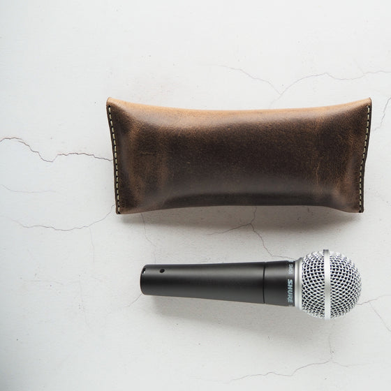 Posterior view of the Microphone pouch by HÔRD alongside a Shure SM58.