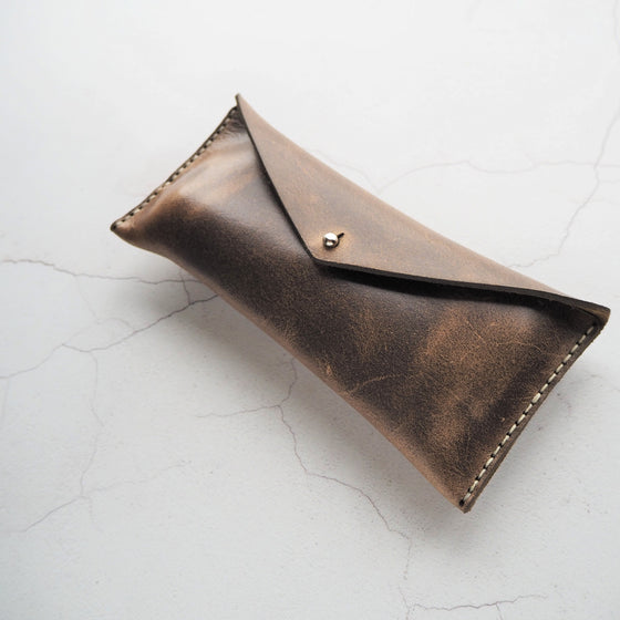 The Micrphone Pouch by HÔRD in brown leather colour with a Shure SM58 inside.
