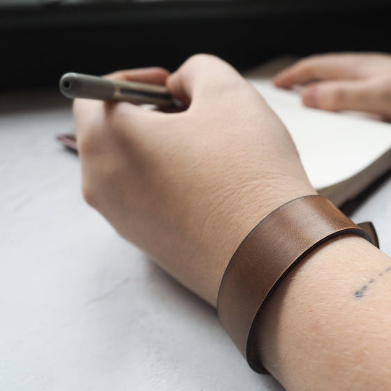 The plain leather cuff bracelet from Hôrd.