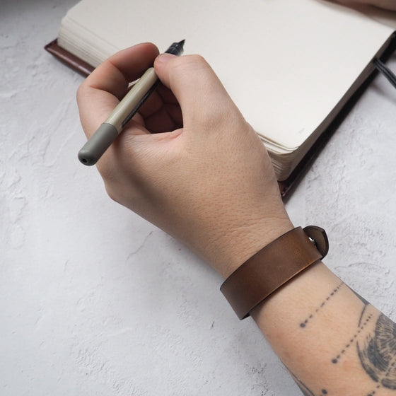The perfect accessory for your apparel, the personalised leather bracelet engraved with a custom year from Hôrd.