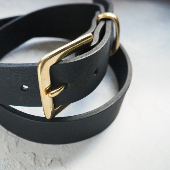 Closer look at the hardware of the black full grain leather belt from Hôrd.