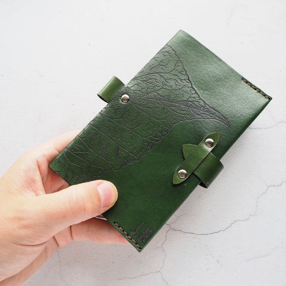 This A6 leather notebook cover is engraved with HÔRD's mulberry leaf design.