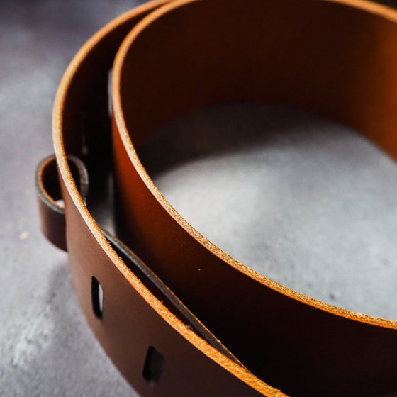 Closer look at the full-grain leather used for the Personalised Thick Leather Guitar Strap by HÔRD.
