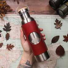  This leather wrapped personalised insulated water bottle is in bordeaux leather colour. Wrapped in a double walled stainless steel bottle, this is perfect for your hikes. 