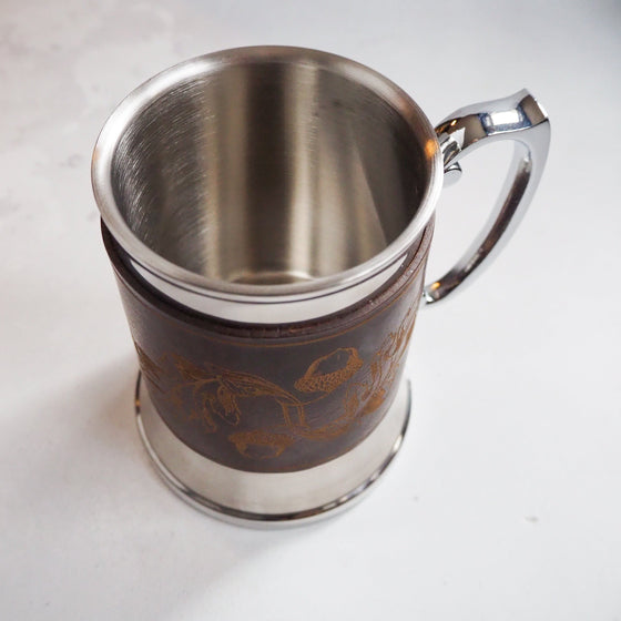 This engraved tankard is made with double insulated material, thereby keeping your cold drink cool for a sustained period. 