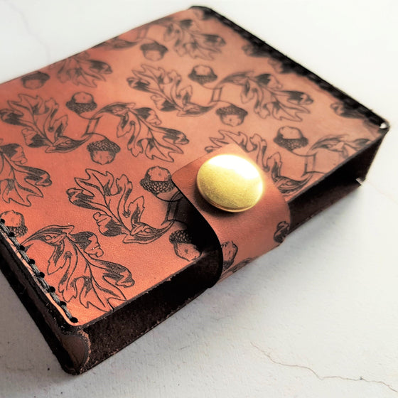 Acorn illustration engraved onto a leather playing card case by HÔRD.