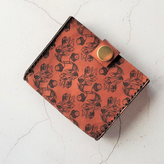 Full view of the Acorn playing card holder, a leather playing card case from HÔRD.