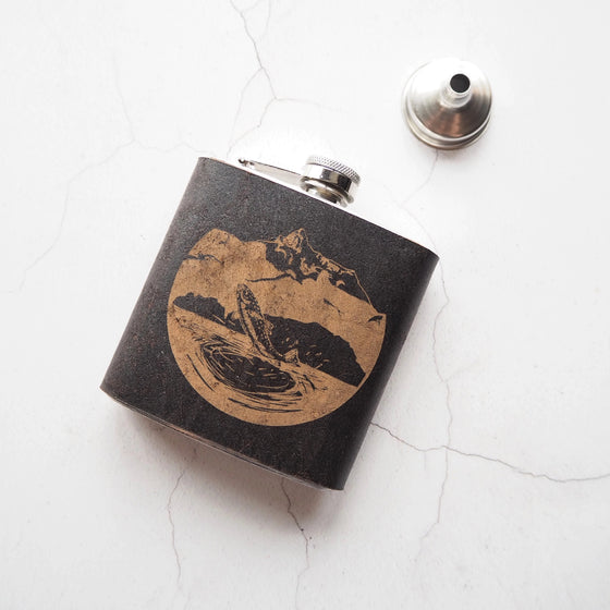 This fishing flask has been engraved with a fish leaping out of the ocean.