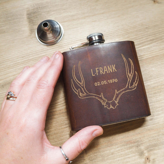 This stag hip flask is made from luxurious leather that's clad on to a stainless steel hip flask.