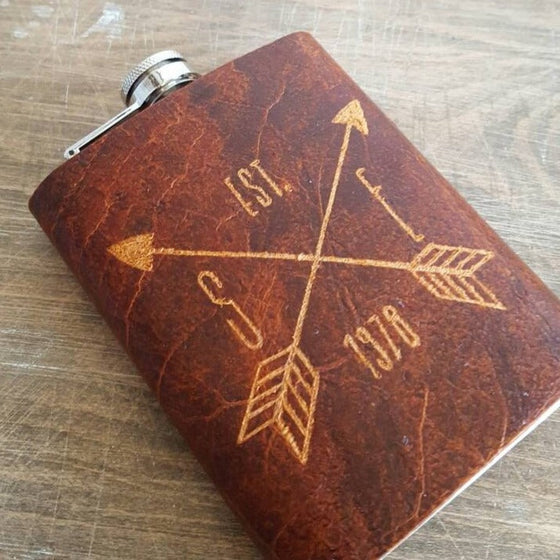 This cool hip flask is made from luxurious leather and is engraved with 2 arrows.