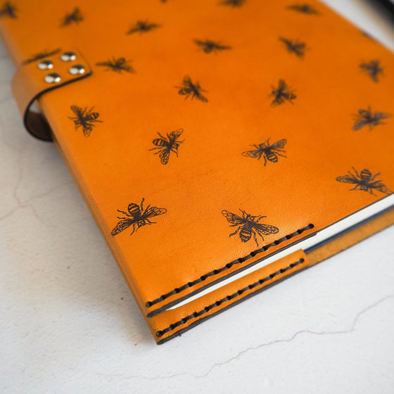 Close-up on the stitch of the Bee Journal by HÔRD.