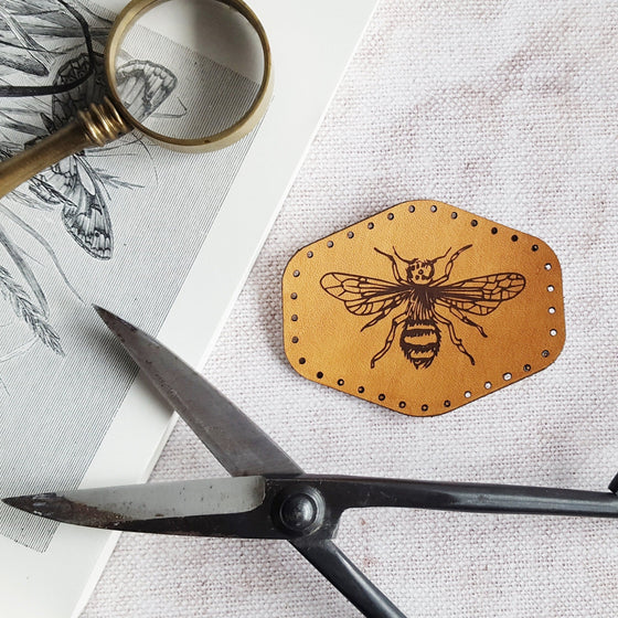 The Bee patch by hord has pre-cut stitch holes, making it easy to sew. The perfect addition to your clothes and accessories.