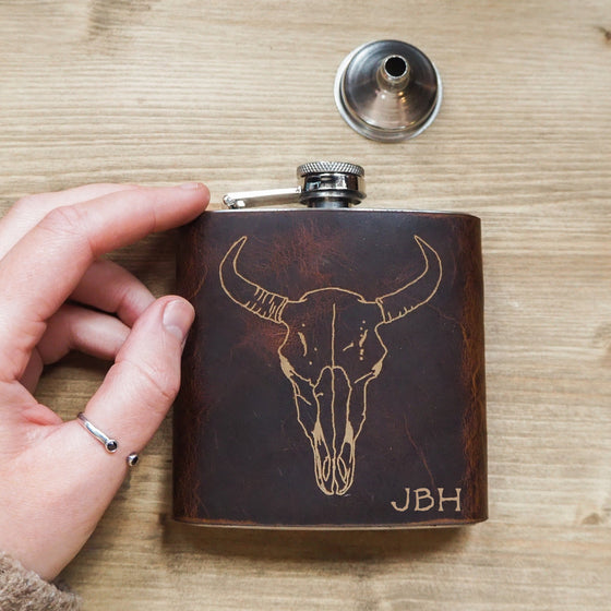 This hunter hip flask can be personalised with an initial, name or text on the bottom right corner.