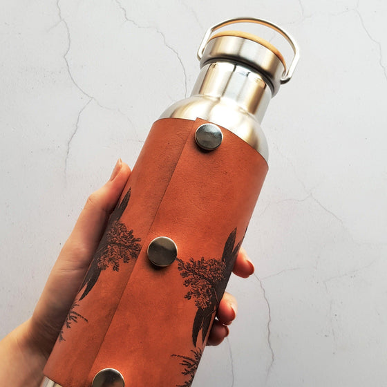 The botanical adventure bottle by HORD is a great sustainable gift for those who love nature and who are keen to save the planet. The leather wrap is attached with poppers and can be removed for easy cleaning.