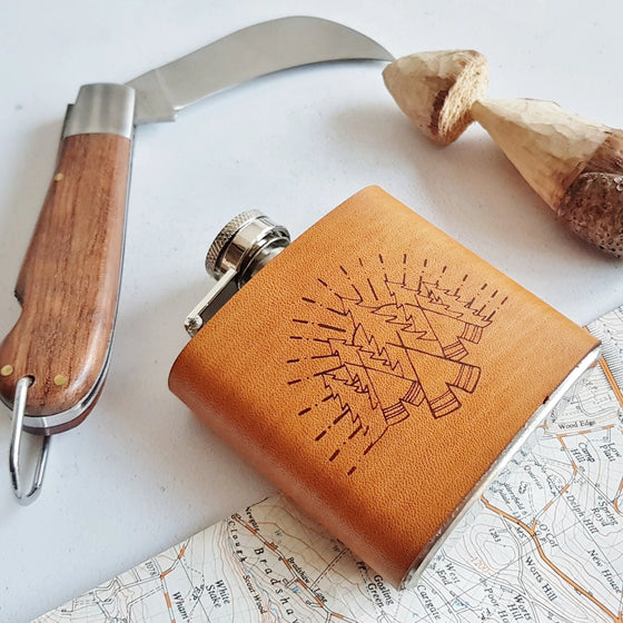 This camping flask has been made from luxury leather and clad onto a stainless steel.