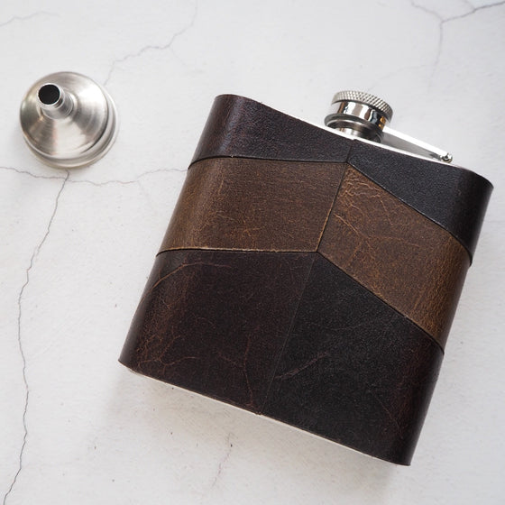 This pattern hip flask is made from high quality leather and clad in  a stainless steel hip flask.