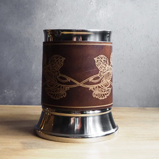 The Hop Beer Stein, an engraved beer tankard from Hôrd.