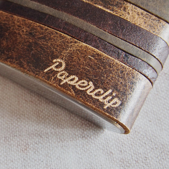 Closer look at the custom engraving of the Antique Hip Flask from Hôrd.
