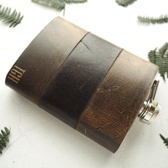 This engraved leather hip flask is made from luxurious leather.