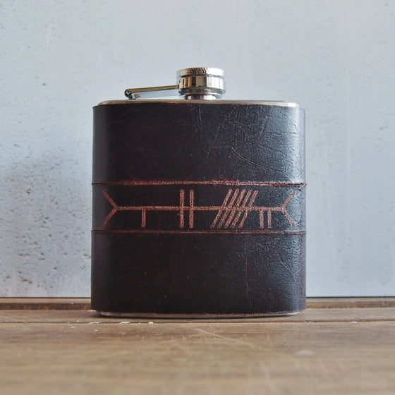 This celtic hip flask has been handcrafted using high quality leather that's clad onto a stainless steel hip flask.