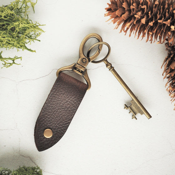 The Rof Leather Key fob in antique brass hardware and no personalisation.